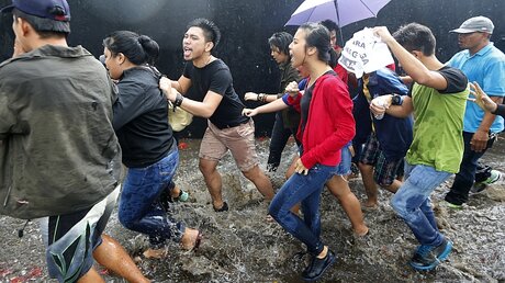 Demonstranten während des 120. Unabhängigkeitstags der Philippinen / © Bullit Marquez (dpa)