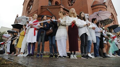 Demonstrantinnen vor der Kirche der Heiligen Simon und Helena in Minsk / © Dmitri Lovetsky (dpa)