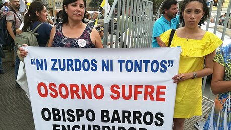 Demonstration gegen Bischof Juan Barros / © Jane Chambers (KNA)