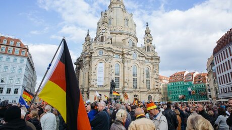 Pegida-Demonstration auf dem Dresdener Neumarkt / © Oliver Killig (dpa)