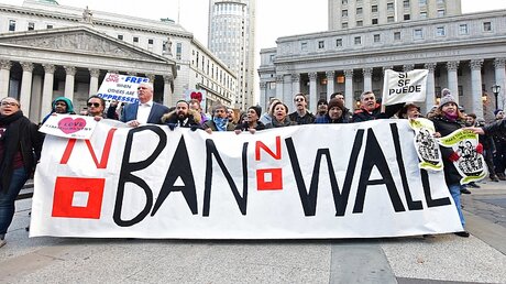 Demonstranten in New York protestieren gegen die Politik Donald Trumps / © Andy Katz (dpa)