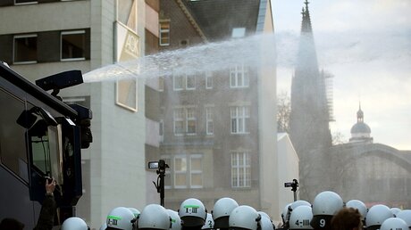 Polizisten bei Demonstrationen in der Kölner Innenstadt (dpa)
