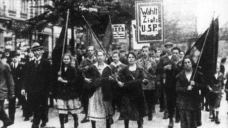 Demonstrationszug von Frauen für die Unabhängige Sozialdemokratische Partei Deutschlands (USPD) / © N.N. (KNA)