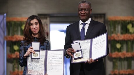 Nadia Murad, Menschenrechtsaktivistin aus dem Irak, und Denis Mukwege (r), Arzt aus dem Kongo, erhalten den Friedensnobelpreis. / © Haakon Mosvold Larsen (dpa)