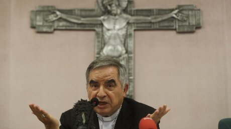 Der angeklagte Kardinal Becciu spricht mit Journalisten in Rom (Archiv) / © Gregorio Borgia/AP (dpa)