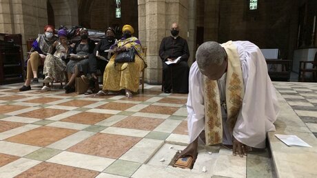 Der anglikanische Erzbischof Thabo Makgoba bettet die Asche des emeritierten Erzbischofs Desmond Tutu zur Ruhe. / © Benny Gool (dpa)