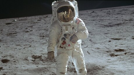 Der Astronaut Buzz Aldrin geht auf der Mondoberfläche spazieren / © Neil Armstrong (dpa)