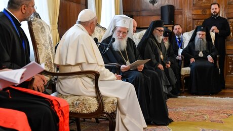 Der bulgarisch-orthodoxe Patriarch Neofit (m.) und Papst Franziskus / © Vatican Media/Romano Siciliani (KNA)