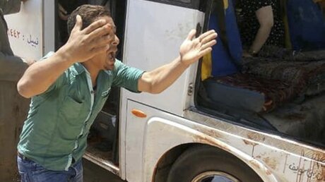 Der Bus mit koptischen Christen, der beschossen wurde. Ein Mann schreit. / © Egypt’s Coptic Orthodox Church (dpa)