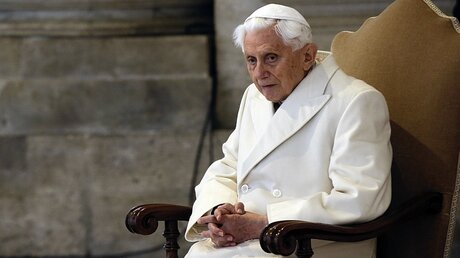 Benedikt XVI. trägt auch nach seinem Rücktritt weiß / © Gregorio Borgia (dpa)