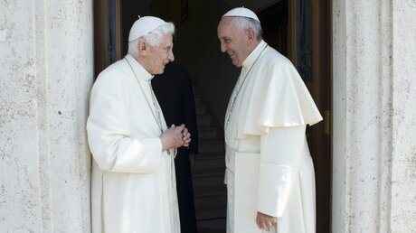 Der emeritierte Papst Benedikt XVI. besucht Papst Franziskus im Kloster Mater Ecclesiae im Jahr 2015. / © Osservatore Romano/Romano Siciliani (KNA)