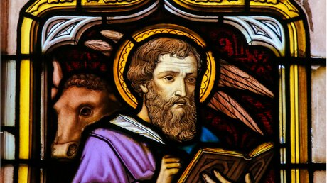 Der Evangelist Lukas, dargestellt im Kirchenfenster der Kathedrale von Mecheln / © jorisvo (shutterstock)
