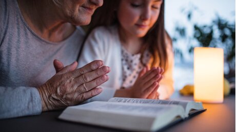 In der Familie beten und aus der Bibel lesen (shutterstock)