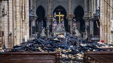 Der Innenraum von Notre-Dame, Paris, kurz nach dem Brand im April 2019 / © Christophe Petit Tesson (dpa)