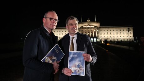 Der irische Außenminister Simon Coveney (l) und der der britische Nordirlandminister Julian Smith in Belfast / © Niall Carson (dpa)