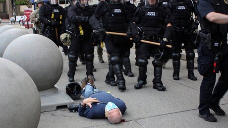 Der katholische Aktivist Martin Gugino liegt am Boden / © Jamie Quinn (Reuters)