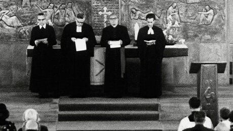 Der katholische Stadtpfarrer Walter Adlhoch (2.v.r.) bei einem Gottesdienst 1966 (KNA)