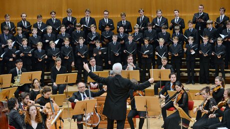 Der Kölner Domchor hat nach langer coronabedingter Pause wieder einen Auftritt in der Philharmonie. / © Beatrice Tomasetti (DR)