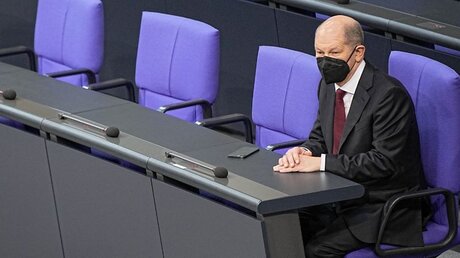 Der neu gewählte Bundeskanzler Olaf Scholz sitzt auf der Regierungsbank / © Michael Kappeler (dpa)