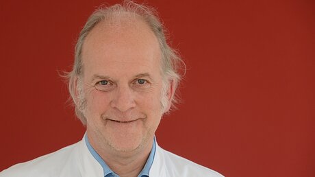 Der niedergelassene Onkologe und Palliativmediziner Dr. Dirk Hennesser. / © Beatrice Tomasetti (DR)