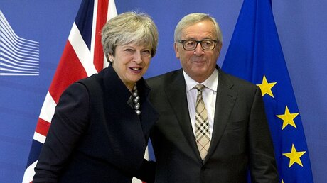 Der Präsident der Europäischen Kommission, Jean-Claude Juncker, begrüßt die britische Premierministerin Theresa May. / © Virginia Mayo (dpa)