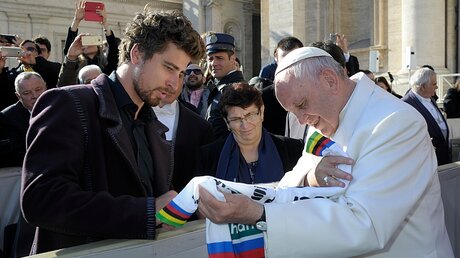 Der Radrennfahrer Peter Sagan überreicht Papst Franziskus ein Weltmeistertrikot / © Osservatore Romano (dpa)