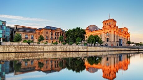Der Reichstag spiegelt sich in der Spree / © TT Studio (shutterstock)