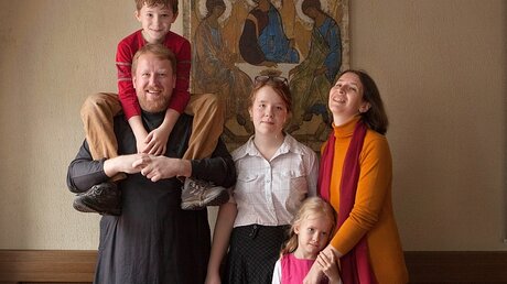 Der russisch-orthodoxe Priester Alexander Konstantinow mit seiner Familie / © Emile Alain Ducke (dpa)