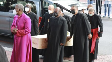 Der Sarg des Erzbischofs Desmond Tutu wird in die St.-Georgs-Kathedrale getragen / © Nardus Engelbrecht (dpa)