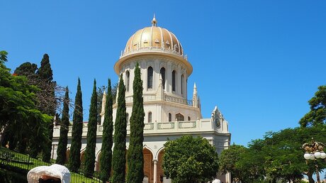Der Schrein des Bab in den Gärten der Bahai im israelischen Haifa / © Stefanie Järkel (dpa)