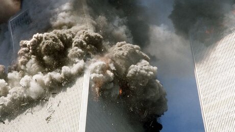 Der Südturm des World Trade Centers stürzt nach den Terroranschlägen am 11. September 2001 ein / © Gulnara Samoilova/AP (dpa)