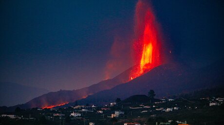 Der Vulkan Cumbre Vieja auf La Palma stößt Lava aus / © Kike Rincón (dpa)