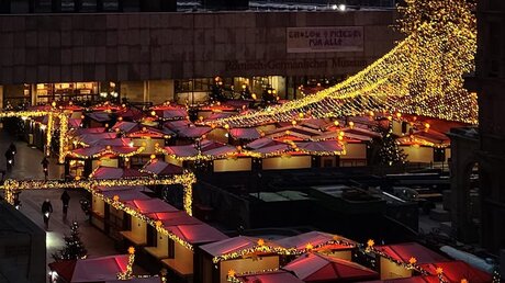 Der Weihnachtsmarkt am Kölner Dom ist geöffnet / © Tobias Fricke (DR)