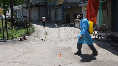 Desinfektion in den Straßen Delhis / © Nazim Ali Khan (dpa)
