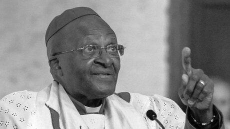 Desmond Tutu, em. anglikanischer Erzbischof von Kapstadt, am 16. April 2015 in Lübeck. (Archiv) / © Marco Heinen (KNA)