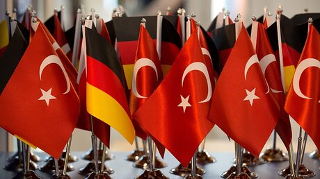Deutsche und türkische Flaggen / © Marijan Murat (dpa)