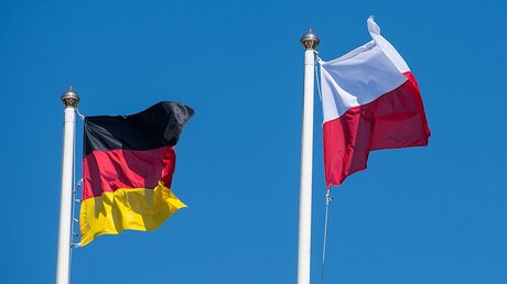 Fahnen von Deutschland und Polen / © Patrick Pleul (dpa)