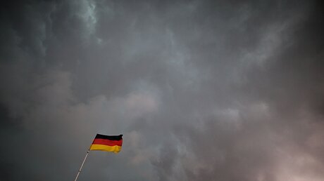 Deutschlandfahne unter Gewitterwolken / © Rolf Vennenbernd (dpa)
