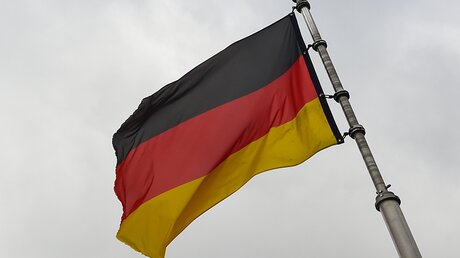 Deutsche Flagge / © Elisabeth Schomaker (KNA)