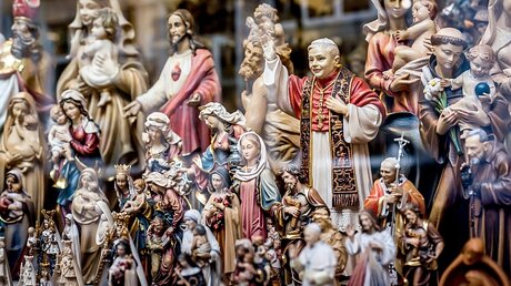 Devotionalien, verschiedene christliche Figuren, in einem Schaufenster in Kevelaer. / © Theodor Barth (KNA)