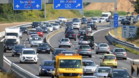Dichter Verkehr auf Deutschen Autobahnen  (dpa)