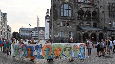 Die Chemnitzer bilden eine Menschenkette um die Stadtkirche St. Jakobi und das Rathaus für Demokratie und Toleranz.  / © Wolfgang Schmidt (epd)