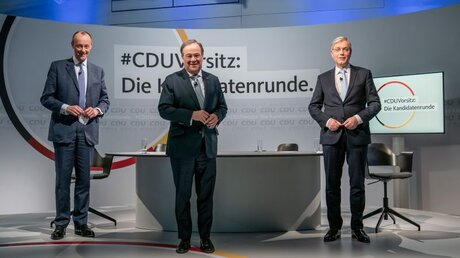 Die drei Kandidaten für den CDU-Parteivorsitz Friedrich Merz (l), Armin Laschet (M) und Norbert Röttgen / © Michael Kappeler (dpa)