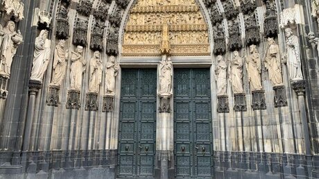 Die Eingangstür zum Kölner Dom ist verschlossen / © Alexander Foxius (DR)