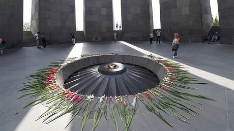Die ewige Flamme der Völkermord-Gedenkstätte Zizernakaberd in Jerewan (Armenien) / © Alexander Brüggemann (KNA)