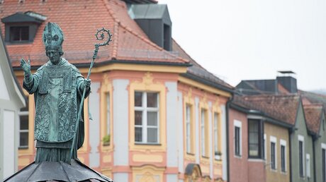 Die Figur des Heiligen Willibald auf dem gleichnamigen Brunnen an der Katholischen Universität Eichstätt-Ingolstadt. / © Sebastian Widmann (KNA)