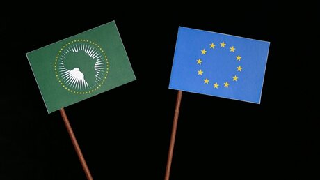 Die Flaggen der Afrikanischen Union und der EU / © Golden Brown (shutterstock)