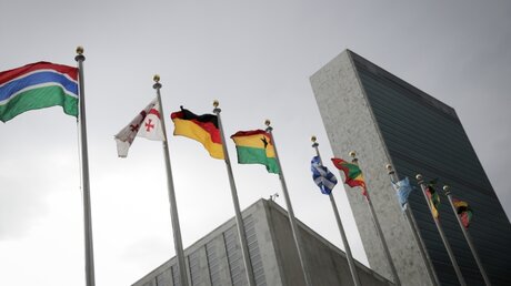 Die Flaggen einiger Mitgliedsländer wehen in New York vor dem UN-Gebäude / © Kay Nietfeld (dpa)