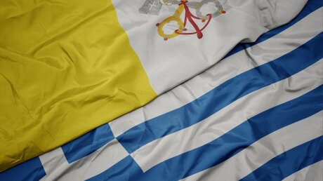 Die Flaggen Griechenlands und des Vatikans / © esfera (shutterstock)