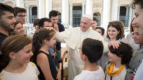 Jugendliche bei Papst Franziskus / © Vatican Media/Romano Siciliani (KNA)
